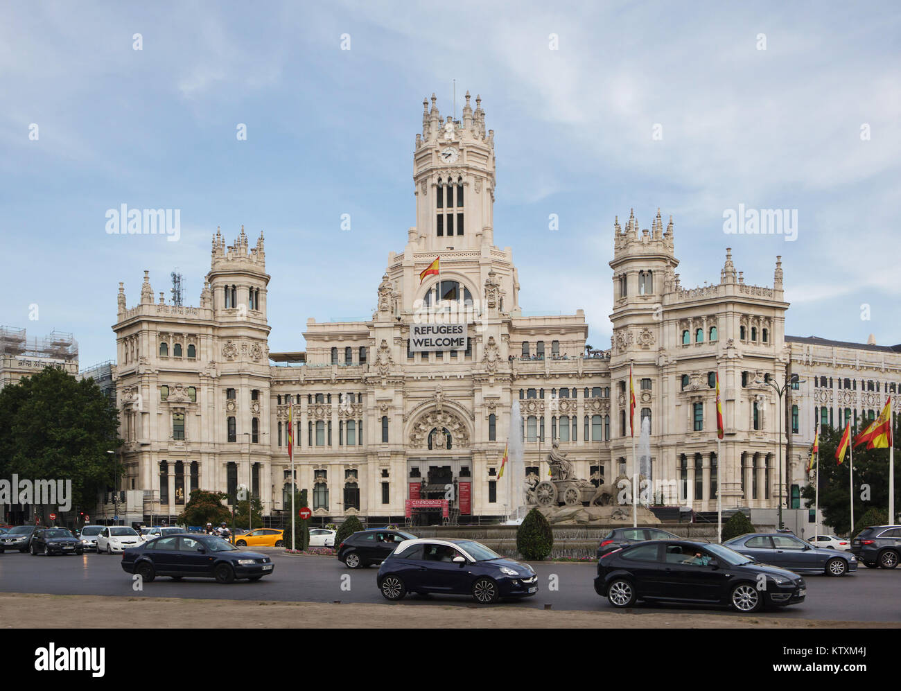 Large banner 'rifugiati Benvenuti" posto sull'Ayuntamiento de Madrid (Municipio) in Plaza de Cibeles a Madrid, Spagna. Foto Stock