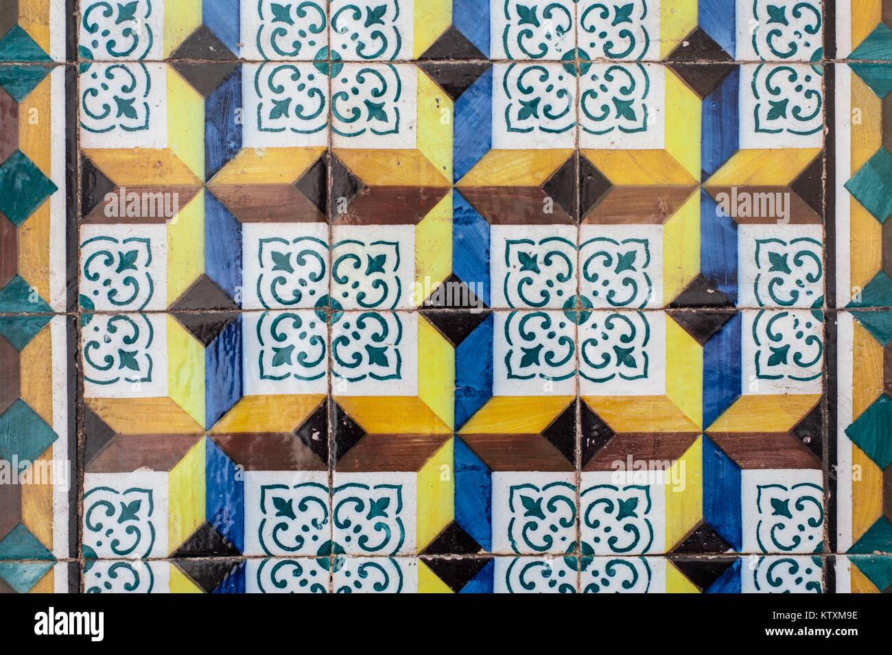 Colorate, azulejo portoghese piastrelle ceramiche che ornano le pareti esterne di un edificio a Lisbona, Portogallo. Foto Stock