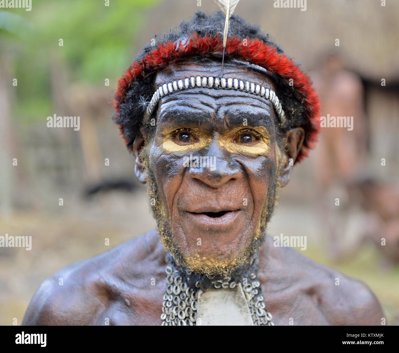Close up ritratto di Yali Mabel, il capo della tribù Dani. Dugum Dani guerriero. Il 15 maggio 2016. Il Baliem Valley, indonesiano, Nuova Guinea Foto Stock