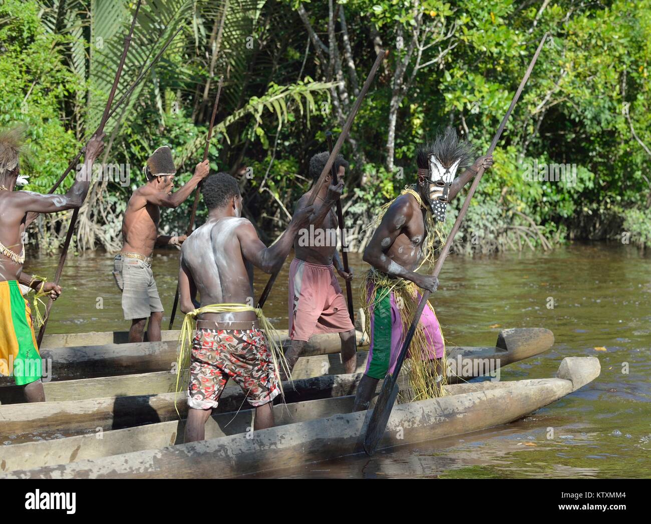 Canoa cerimonia di guerra di Asmat persone. Cacciatori di teste di una tribù di Asmat . Nuova Guinea Isola, Indonesia. Maggio 23, 2016 Foto Stock