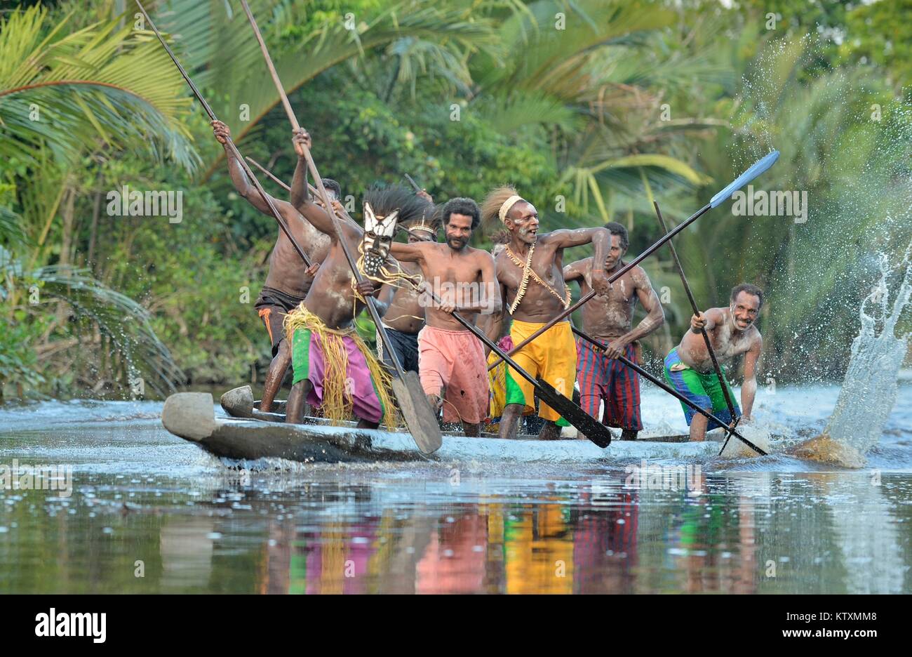 Canoa cerimonia di guerra di Asmat persone. Cacciatori di teste di una tribù di Asmat . Nuova Guinea Isola, Indonesia. Maggio 23, 2016 Foto Stock