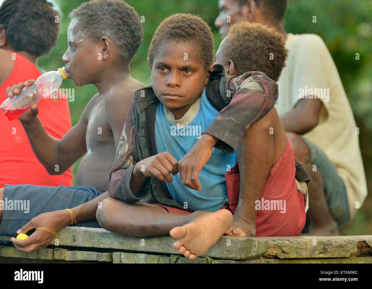 I bambini di Papua all'esterno. Asmat persone village. Nuova Guinea.23 Maggio 2016 Foto Stock