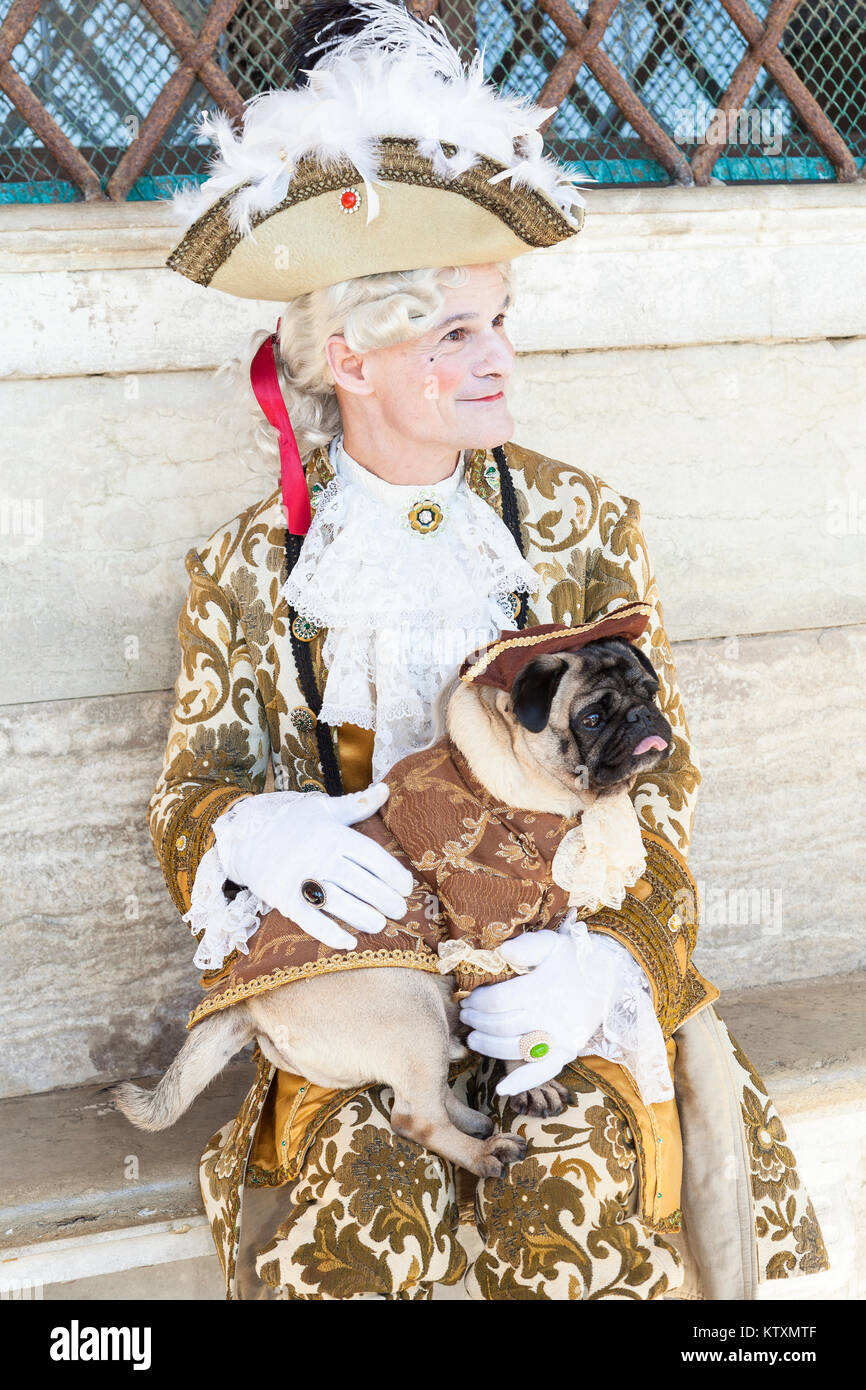 Il carnevale di Venezia, Veneto, Italia, Uomo nel classico costume  noblemans con un cane pug nella corrispondenza brown seduto presso il  Palazzo dei Dogi Foto stock - Alamy