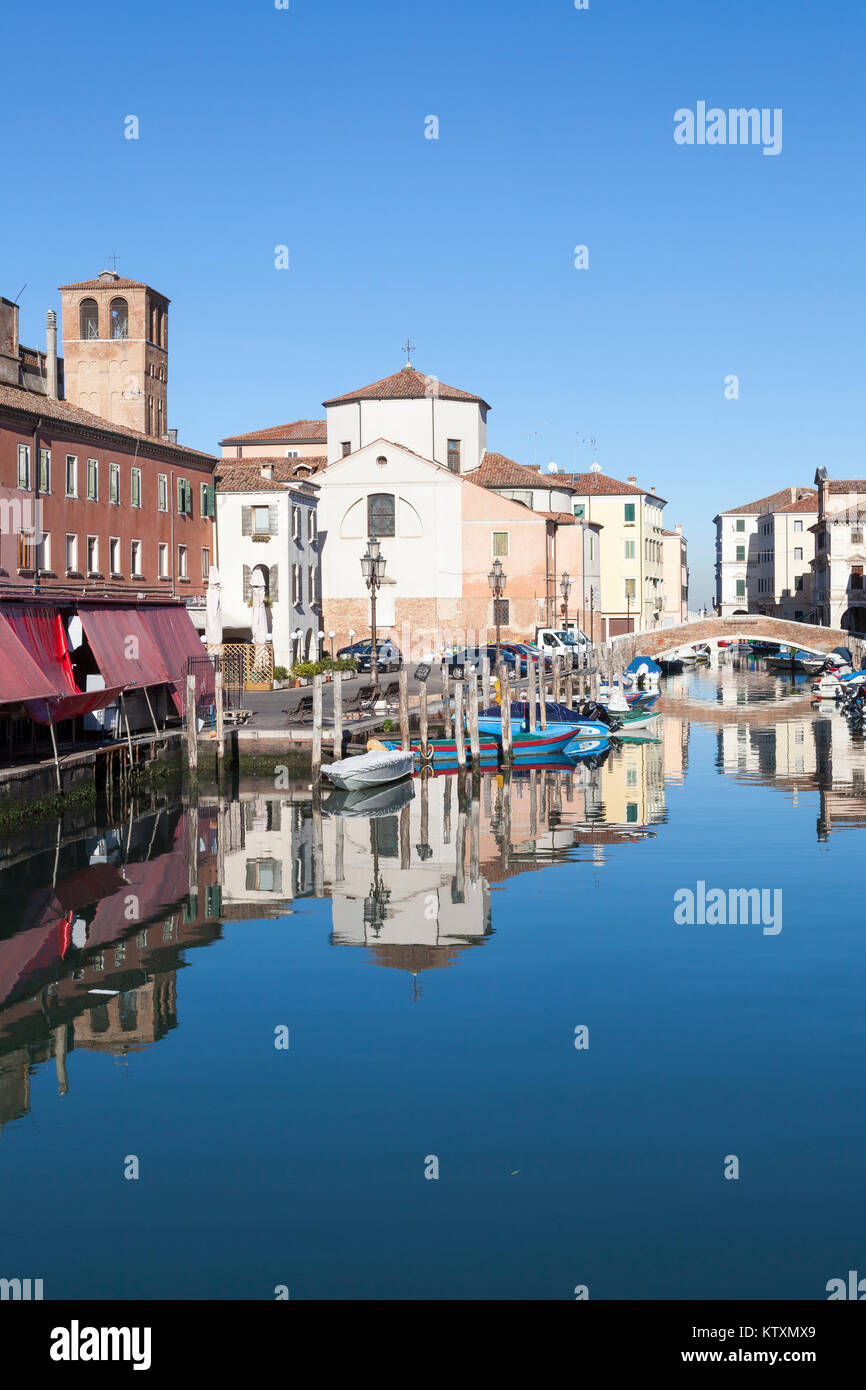 Chiesa di Sant'Andrea, la torre dell orologio e il mercato del pesce si riflette nel Canal Vena, Chioggia, Laguna Sud di Venezia, Italia Foto Stock