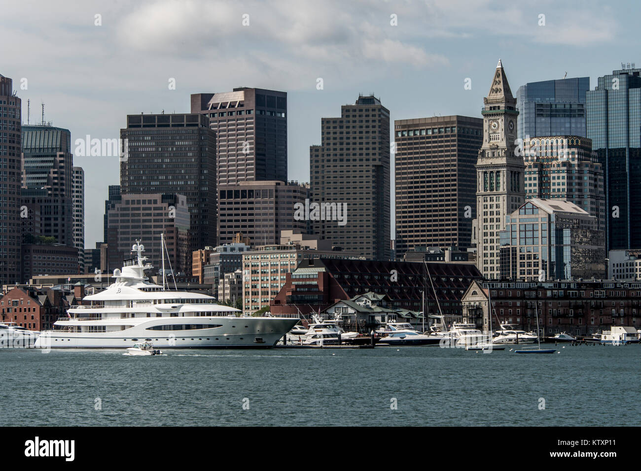 Boston MA USA 05.09.2017 Regina Maya Yacht Barche a vela sul fiume Charles nella parte anteriore dello Skyline di Boston su soleggiate giornate estive Foto Stock