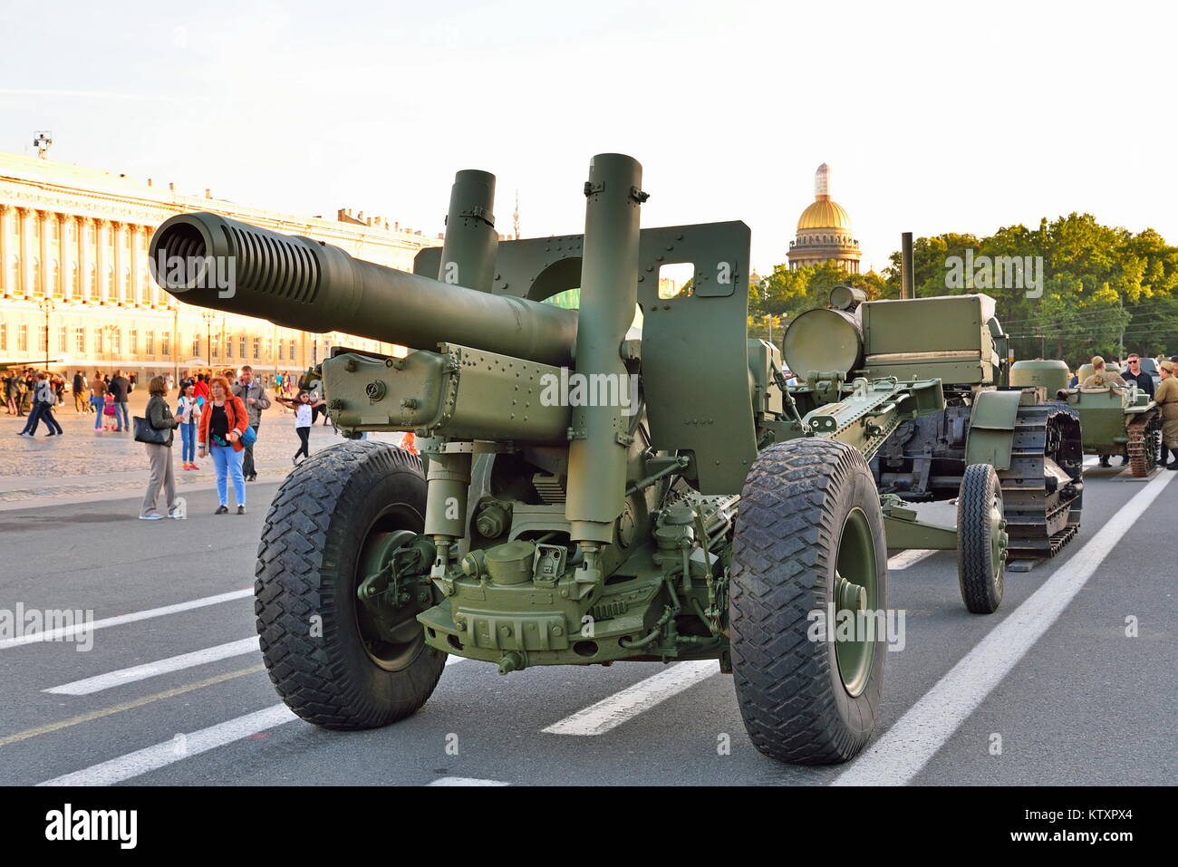 ST.PETERSBURG, Russia - Agosto 08, 2017: 122-pistola mm modello 1931 37 anni 52-P-471 , A-19 e trattore militare stalinets-60 sullo sfondo di San Isa Foto Stock