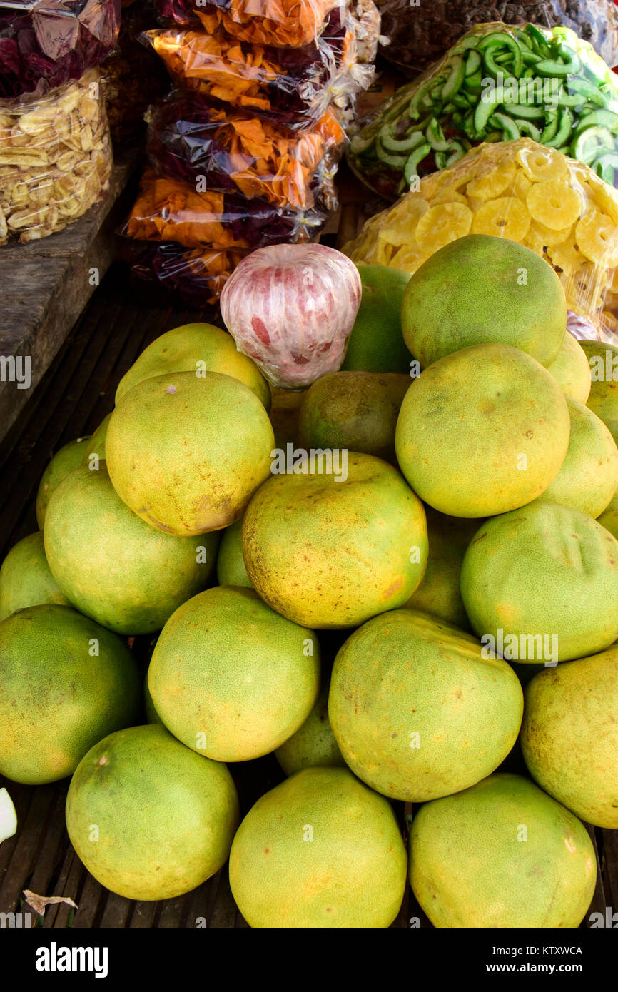 Frutta e verdura sul display e per la vendita su questo mercato in Pnom Penn, Cambogia Foto Stock