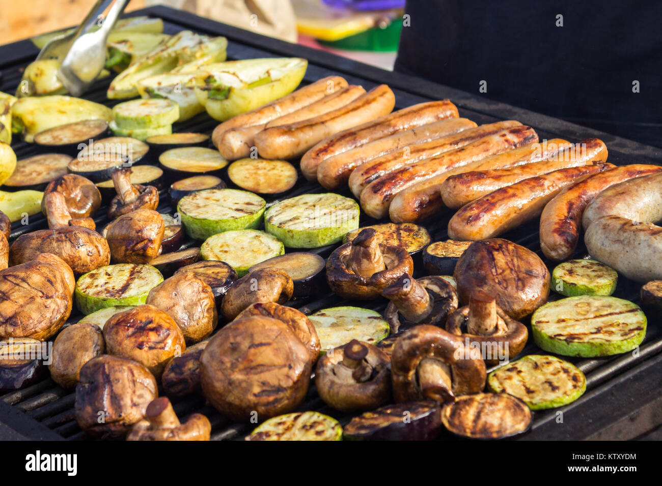 Un assortimento di deliziose grigliate di carne con verdure alla brace su  un barbecue Foto stock - Alamy