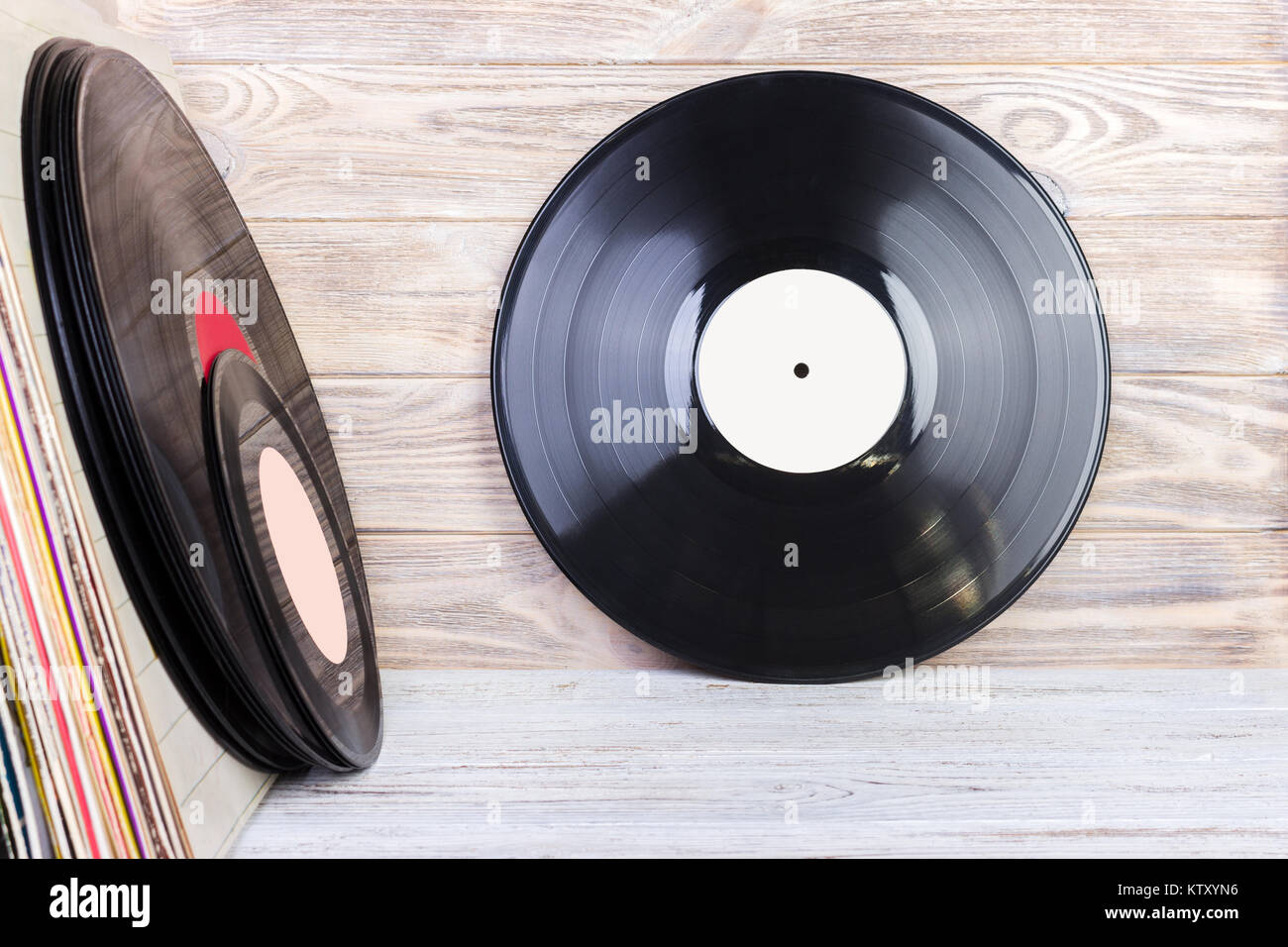 In stile retrò immagine di una collezione di vecchi dischi in vinile lp con  i manicotti su uno sfondo di legno. Copia dello spazio Foto stock - Alamy