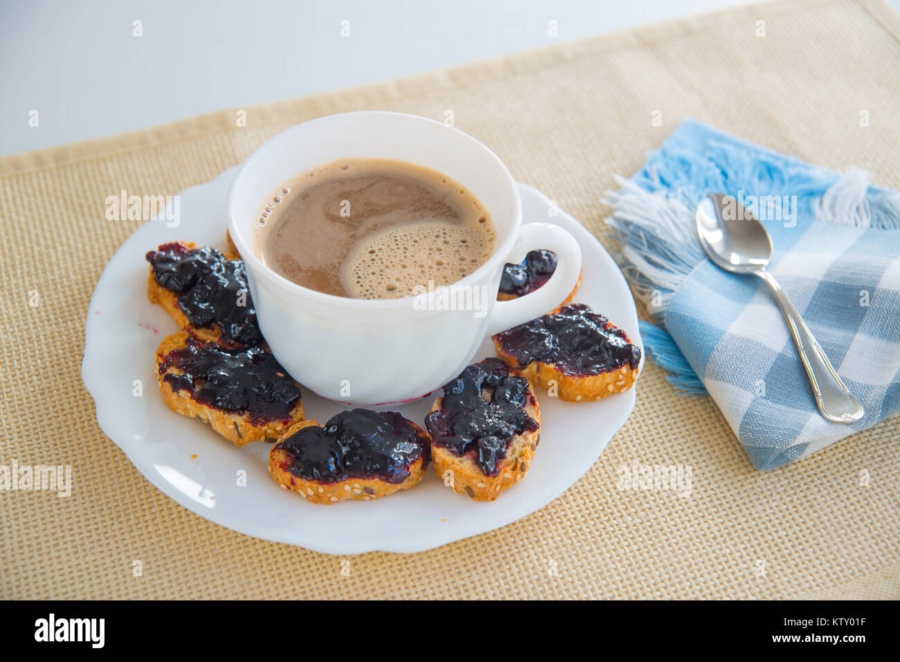 La prima colazione con caffè e toast. Foto Stock