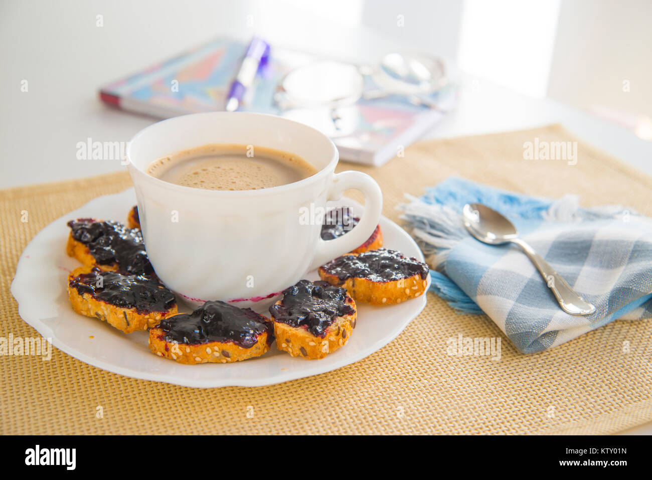 La prima colazione con caffè e toast. Foto Stock