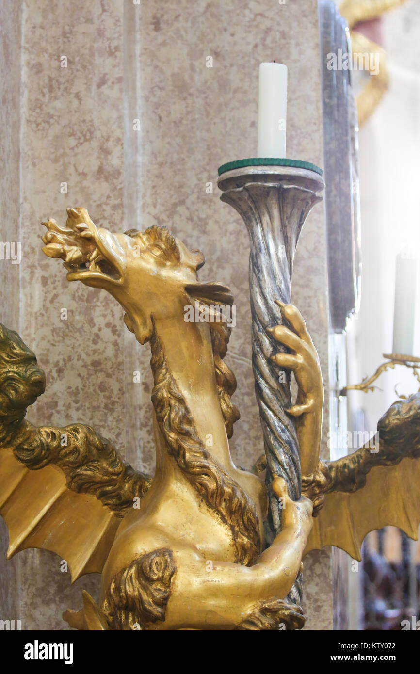 Candelabro in bronzo a forma di drago in Saint Mang Basilica di Fussen, Baviera, Germania. Foto Stock