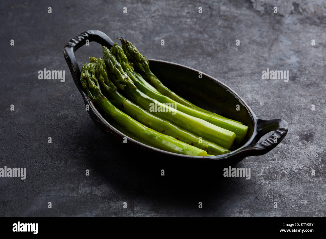 Cuocere gli asparagi Foto Stock