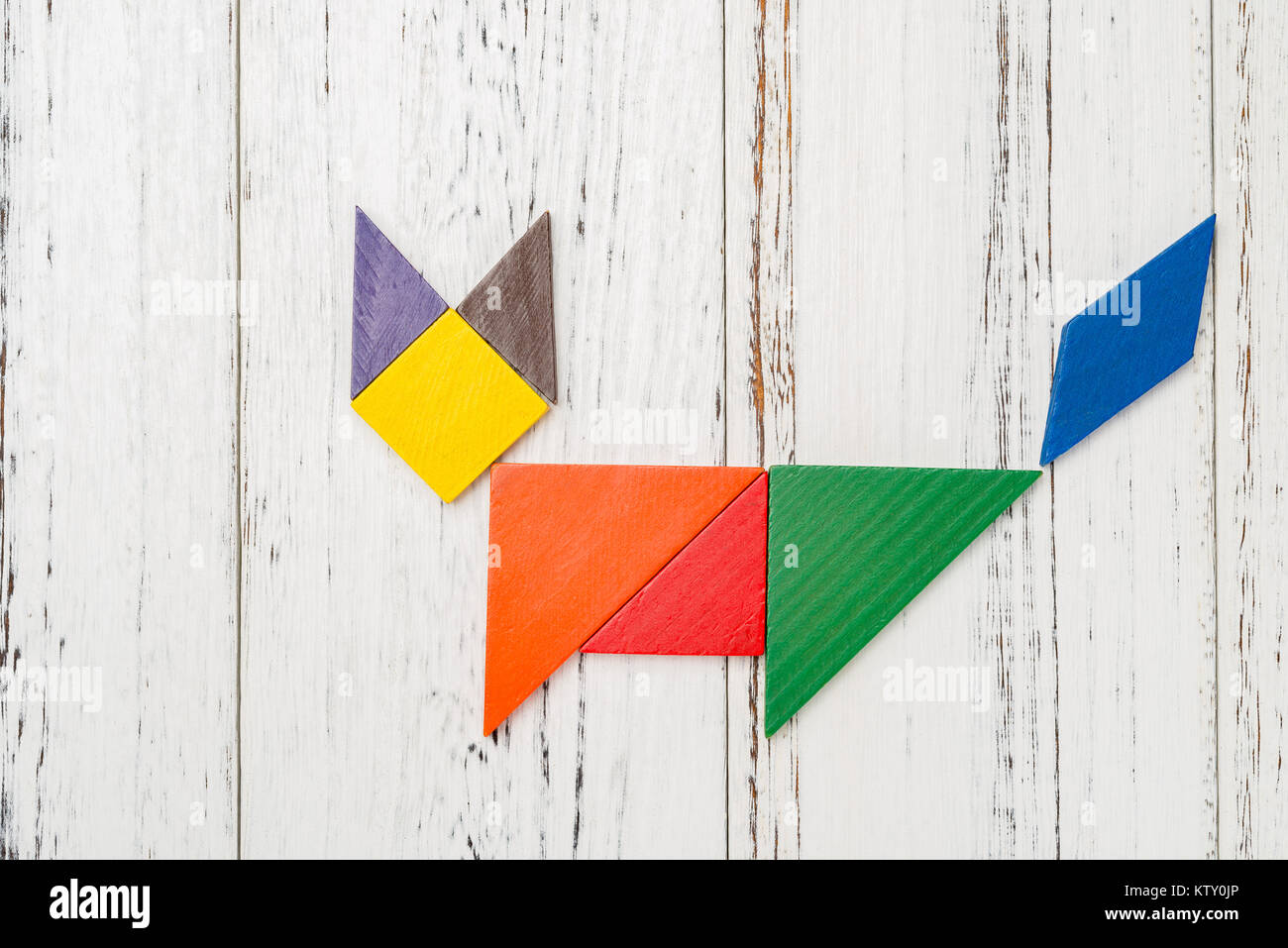 Tangram di legno sagomato come una volpe Foto Stock