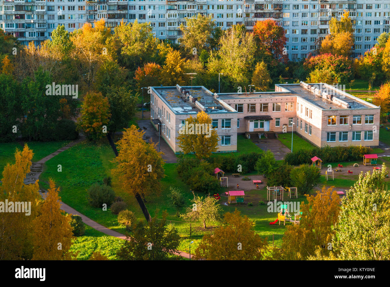 Vista aerea della città di " commuters " di San Pietroburgo con la scuola materna e bellissimi alberi di autunno, Russia Foto Stock