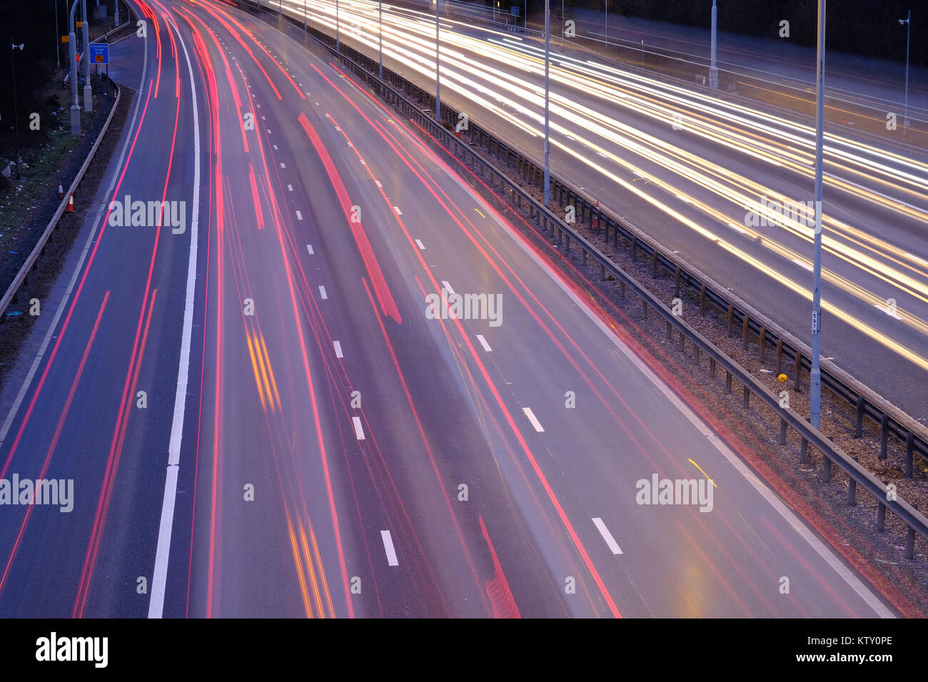 Traffico Autostradale al tramonto su M6 nelle Midlands inglese Foto Stock