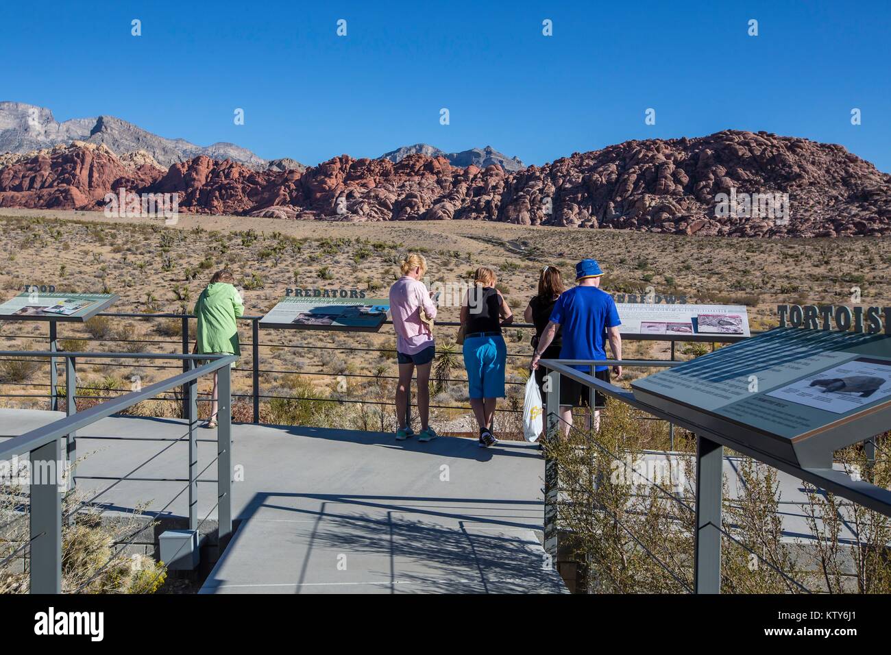 I turisti si affacciano sulla pietra arenaria rossa formazioni rocciose presso il Red Rock Canyon National Conservation Area Ottobre 2, 2016 vicino a Las Vegas, Nevada. Foto Stock