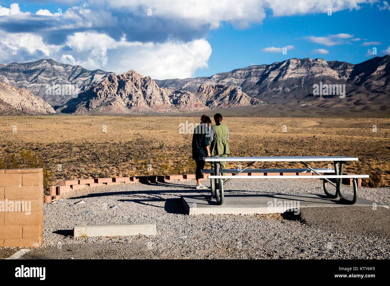 I turisti si affacciano sulla pietra arenaria rossa formazioni rocciose presso il Red Rock Canyon National Conservation Area 29 Settembre 2016 vicino a Las Vegas, Nevada. Foto Stock