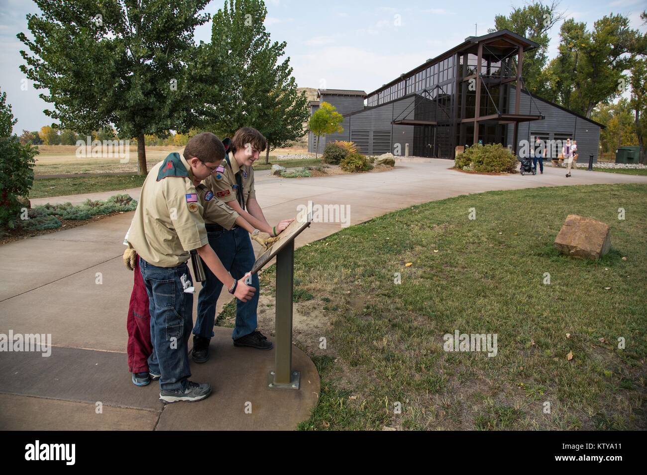 I turisti di leggere un segno lungo il Lewis e Clark National Historic Trail Settembre 29, 2012 in Montana. Foto Stock