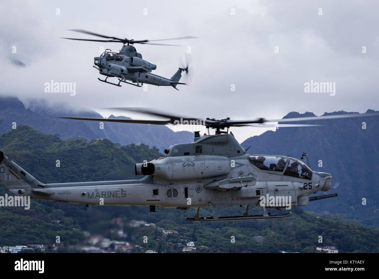 Stati Uniti Marine Corps AH-1Z Viper attacco elicotteri volare oltre la Marine Corps Air Station Kaneohe Bay Dicembre 21, 2017 a Honolulu, Hawaii. Foto Stock