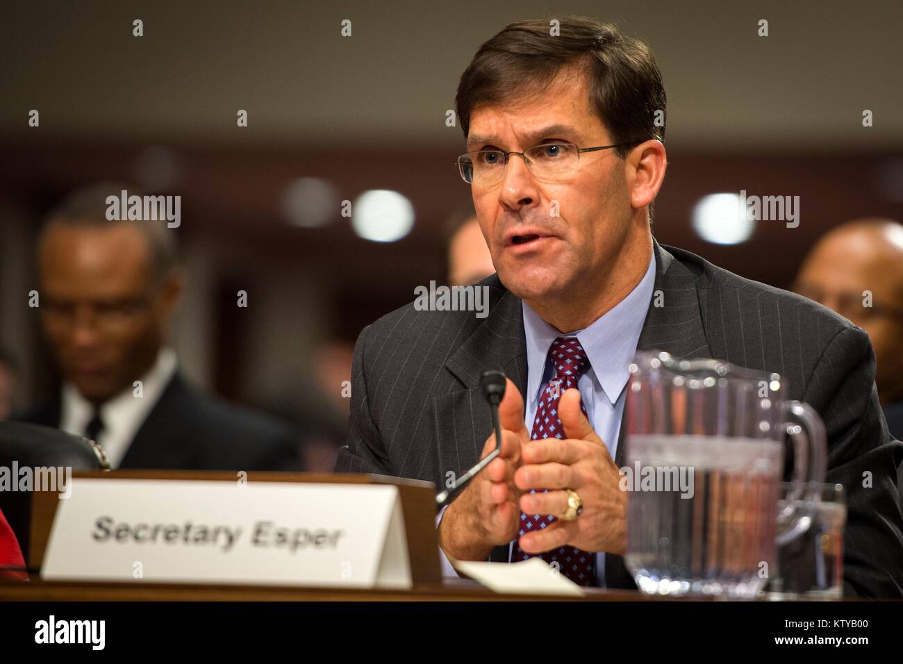 Stati Uniti Segretario dell esercito Mark Esper testimonia durante un Senato Comitato delle Forze Armate audizione Dicembre 7, 2017 a Washington, DC. Foto Stock