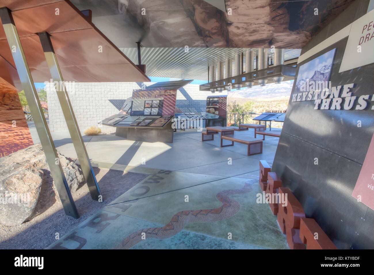 Presenta all'aperto presso il Red Rock Canyon Visitor Center nella Red Rock Canyon National Conservation Area Ottobre 2, 2016 vicino a Las Vegas, Nevada. Foto Stock