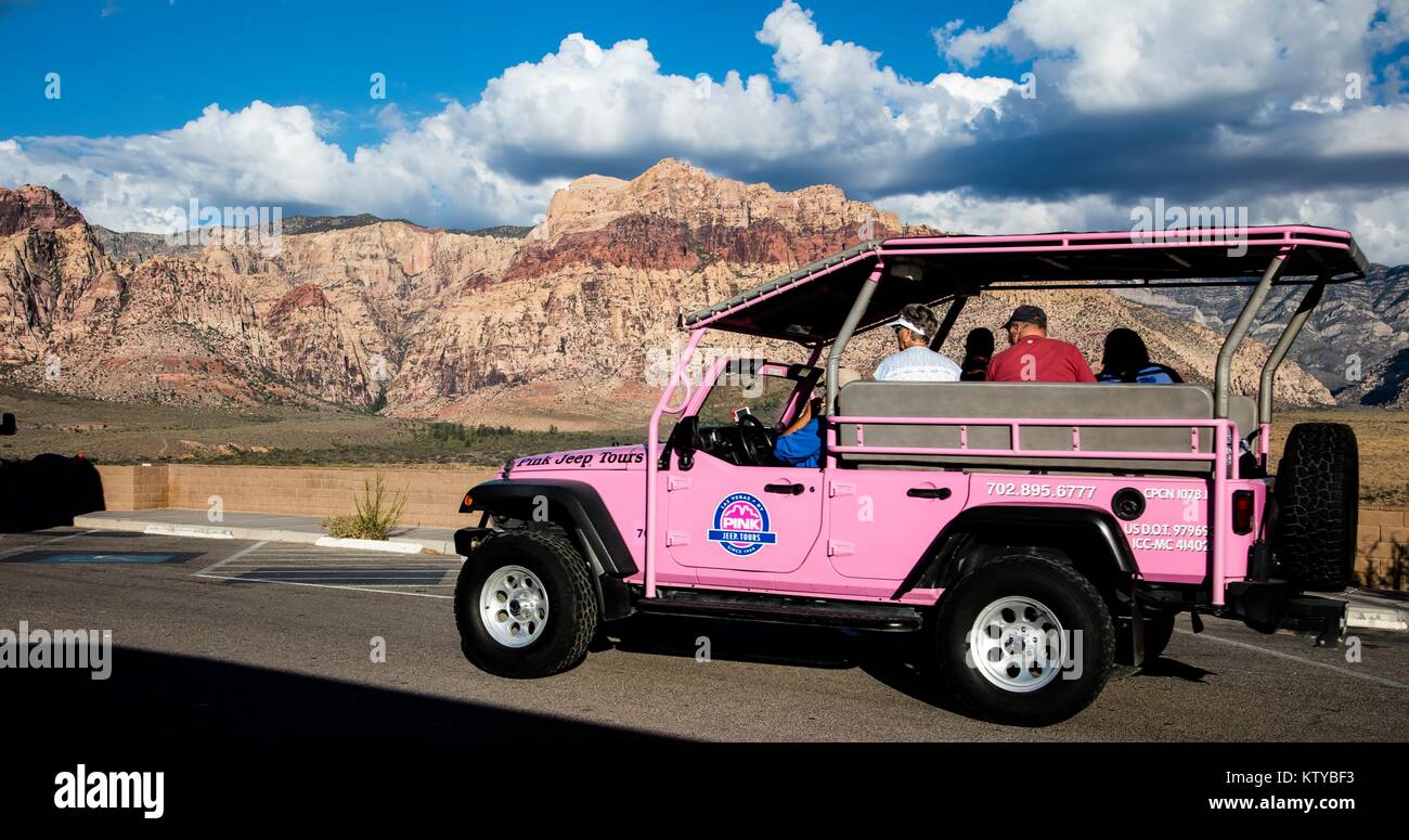 I turisti guardano la pietra arenaria rossa formazioni rocciose da una Pink Jeep al Red Rock Canyon National Conservation Area 29 Settembre 2016 vicino a Las Vegas, Nevada. Foto Stock