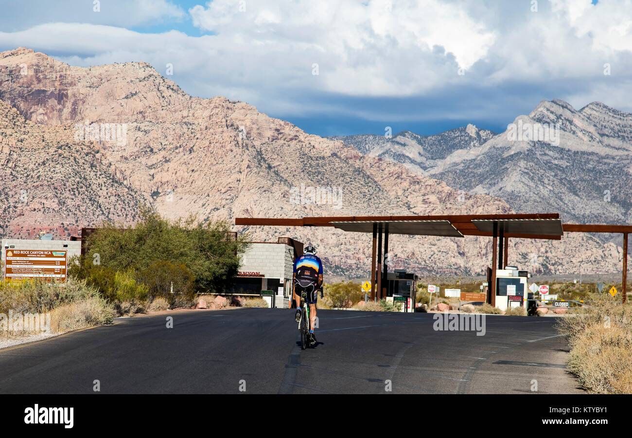 I turisti in bicicletta sulla strada vicino alla roccia arenaria formazioni al Red Rock Canyon National Conservation Area 29 Settembre 2016 vicino a Las Vegas, Nevada. Foto Stock