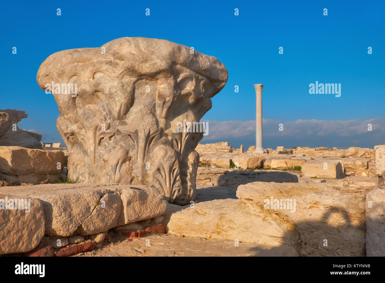 Capitale della colonna di antiquariato a Kourion sito archeologico di Cipro, Limassol District. Foto Stock