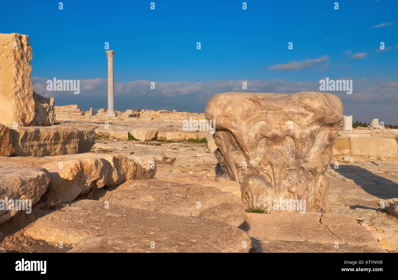 Capitale della colonna di antiquariato a Kourion sito archeologico. Cipro, Limassol District Foto Stock