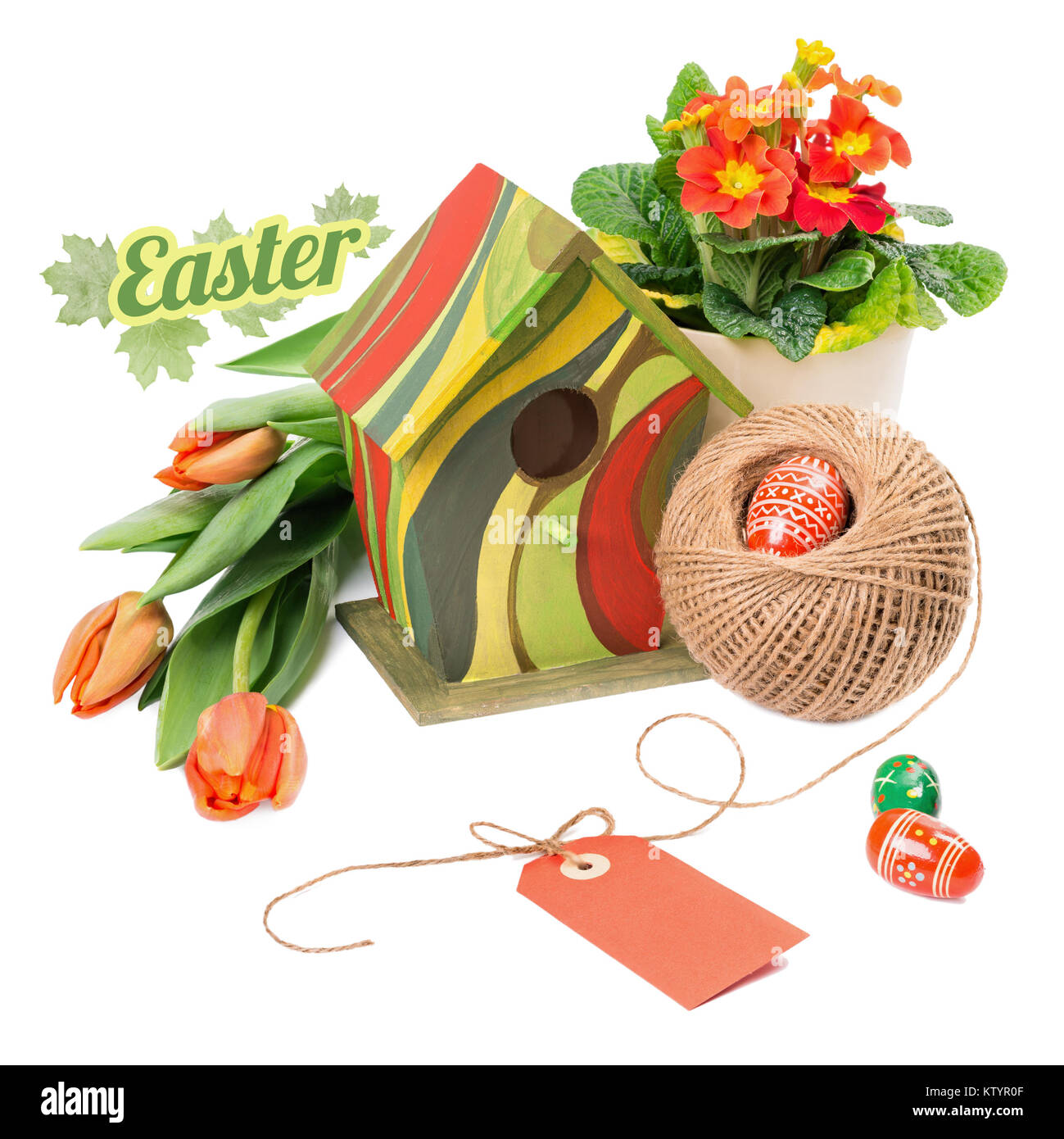 Disposizione di pasqua con orange tulipani, primluas e decorazioni a molla isolato su bianco Foto Stock