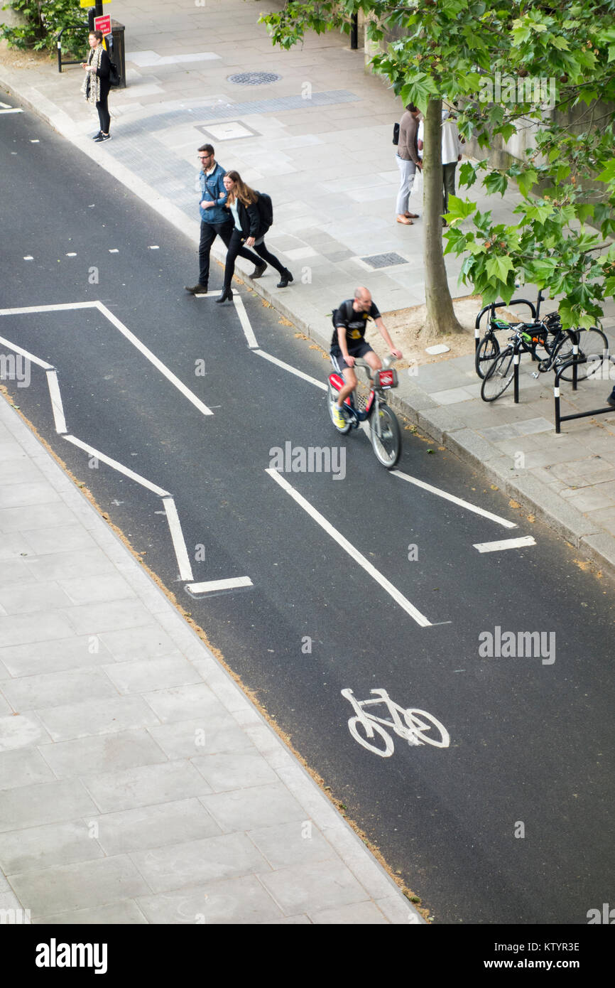 Ciclo di est-ovest Autostrade, Victoria Embankment pista ciclabile. Londra, Regno Unito Foto Stock