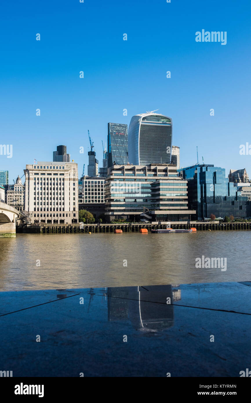 City of London skyline visto dalla riva sud del fiume Tamigi, London, England, Regno Unito Foto Stock
