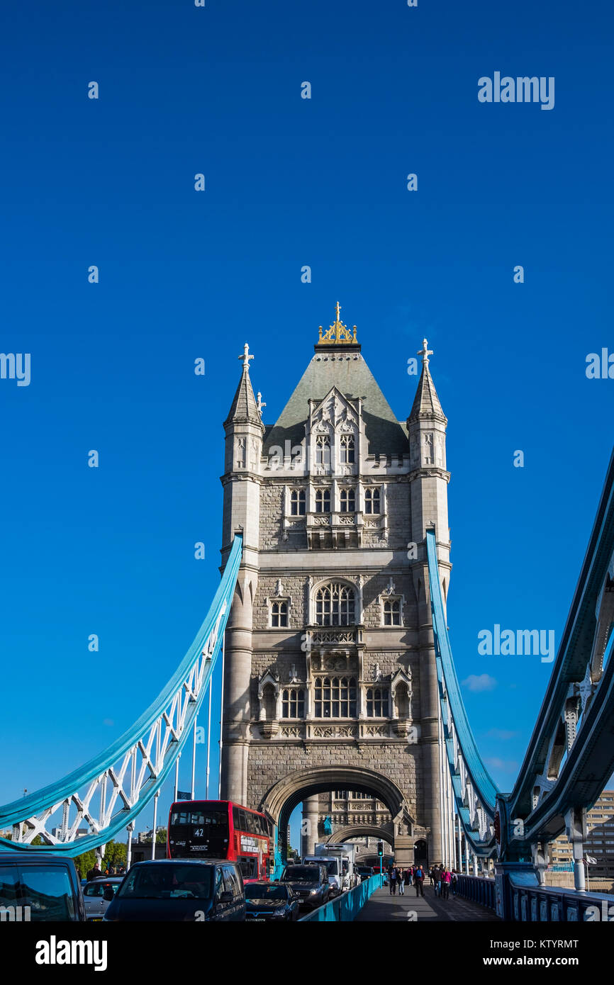 Il Tower Bridge di attraversare il fiume Thames, London, England, Regno Unito Foto Stock