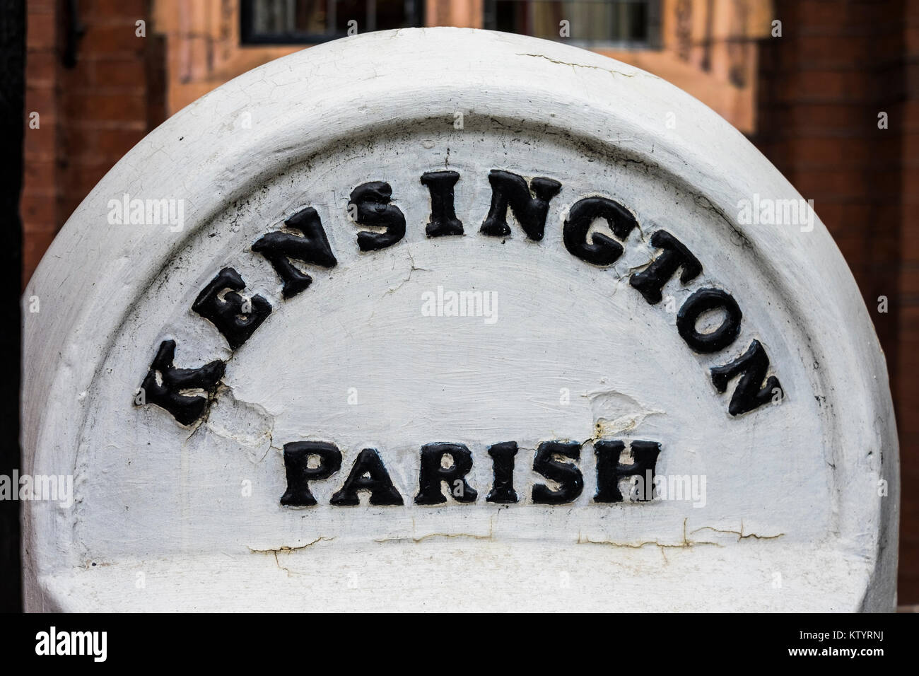 Parrocchia di Kensington Road marker, Royal Borough di Kensington & Chelsea a Londra, Inghilterra, Regno Unito Foto Stock