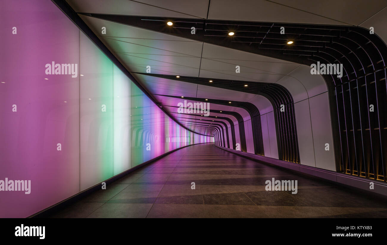 Pipetta: UN 90m lungo tunnel pedonale con LED integrato lightwall a King's Cross Foto Stock