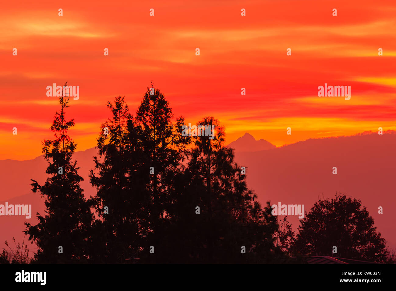 Il sole era molto basso oltre l'orizzonte e i suoi raggi attraversando l'atmosfera è aumentato il colore rosso del cielo /uno spettacolare tramonto sul mounta Foto Stock