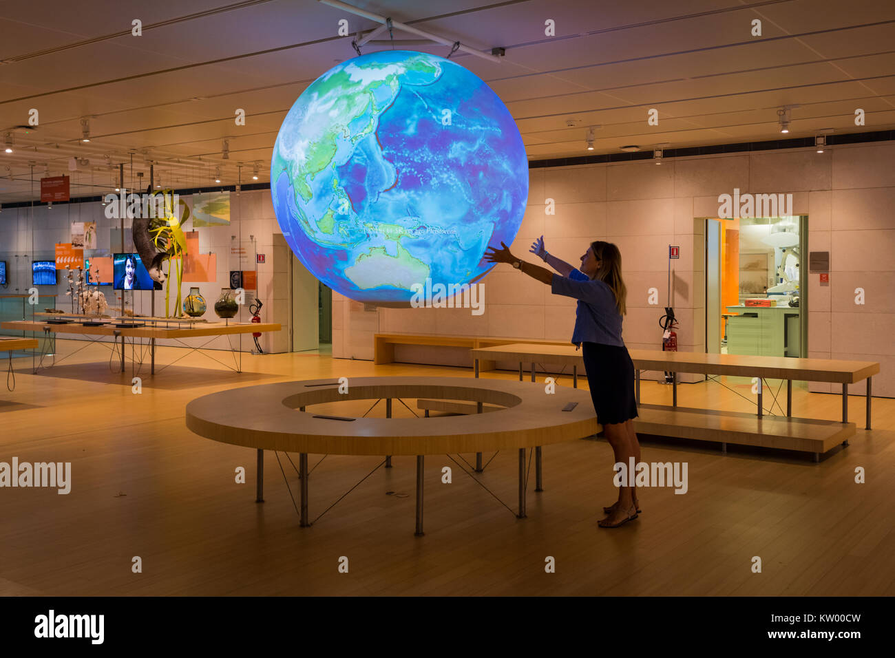 L'interno del famoso Museo delle Scienze di Trento in Trentino Alto Adige. Parlare di scienza su NOAA palla. La scienza su una sfera. Foto Stock L'interno del famoso Museo delle Scienze di Trento in Trentino Alto Adige. Parlare di scienza su NOAA palla. La scienza su una sfera. Foto Stock