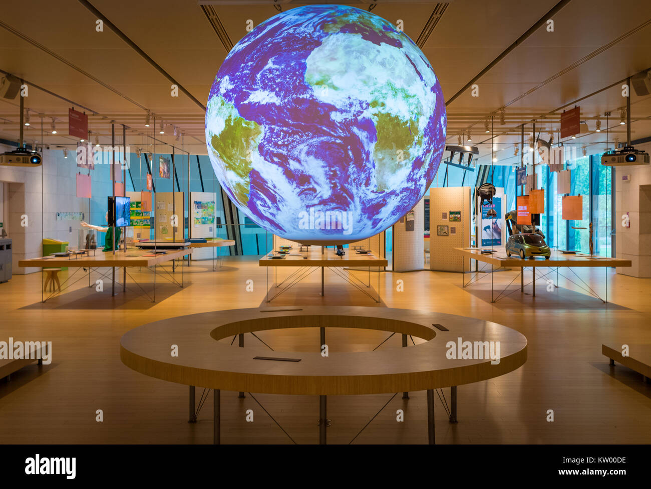 L'interno del famoso Museo delle Scienze di Trento in Trentino Alto Adige. Parlare di scienza su NOAA palla. La scienza su una sfera. Foto Stock L'interno del famoso Museo delle Scienze di Trento in Trentino Alto Adige. Parlare di scienza su NOAA palla. La scienza su una sfera. Foto Stock