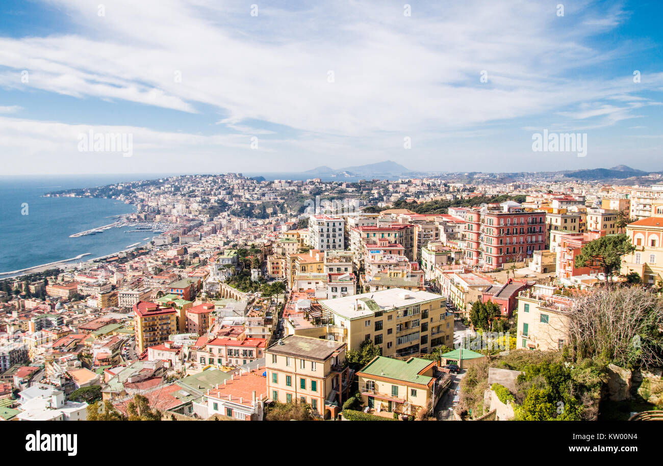 Una vista della città di Napoli da alta vantage point con la spiaggia ed il blu del cielo. Foto Stock