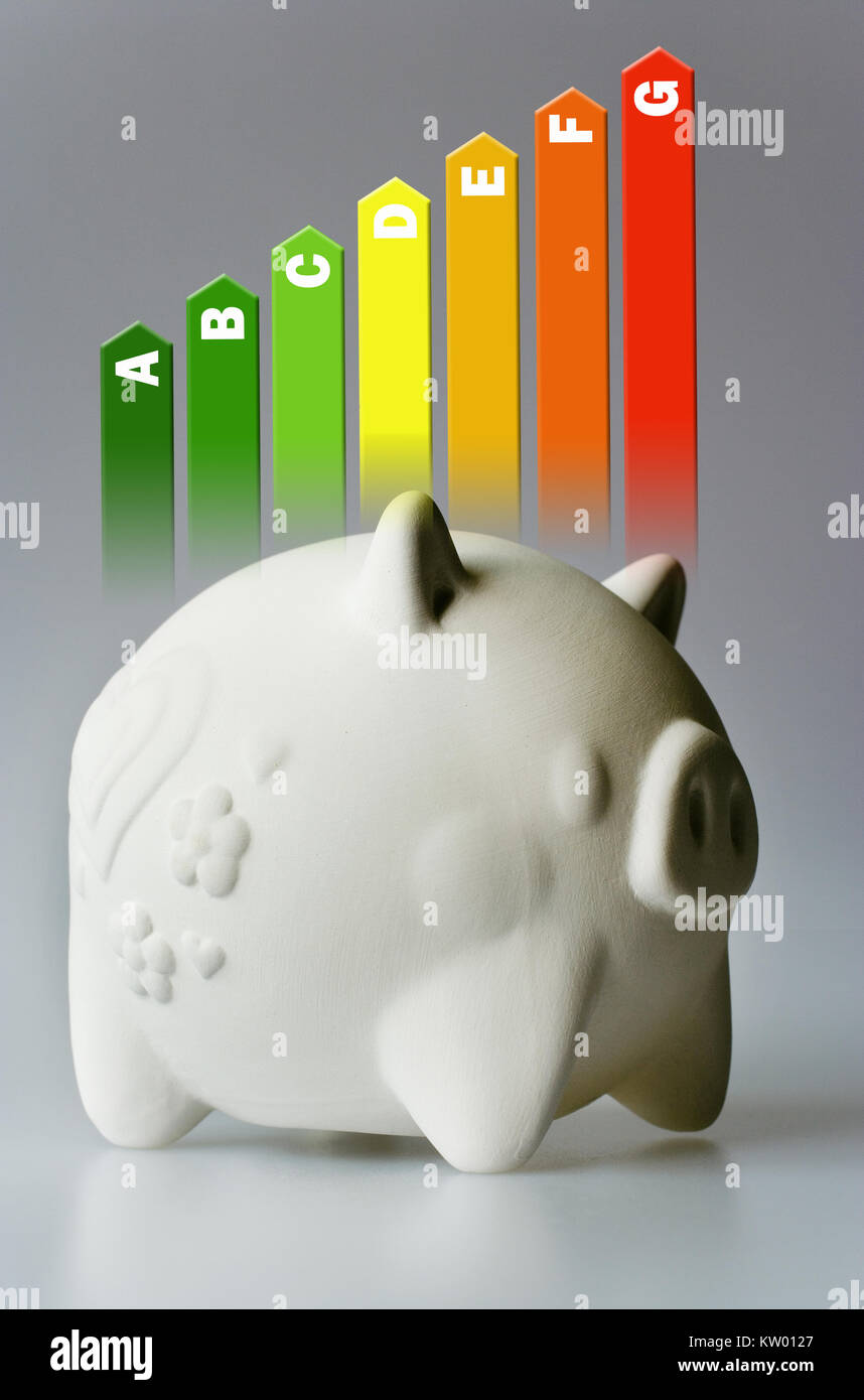 Efficienza energetica per la casa / riscaldamento e risparmio di denaro - salvadanaio su sfondo grigio Foto Stock