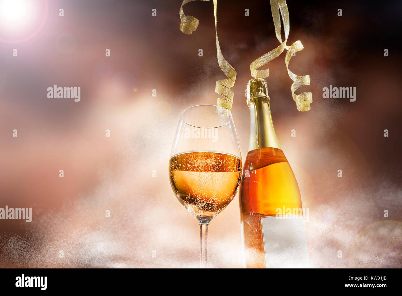 Champagne e bicchieri di vino. Il tempo del partito. Foto Stock