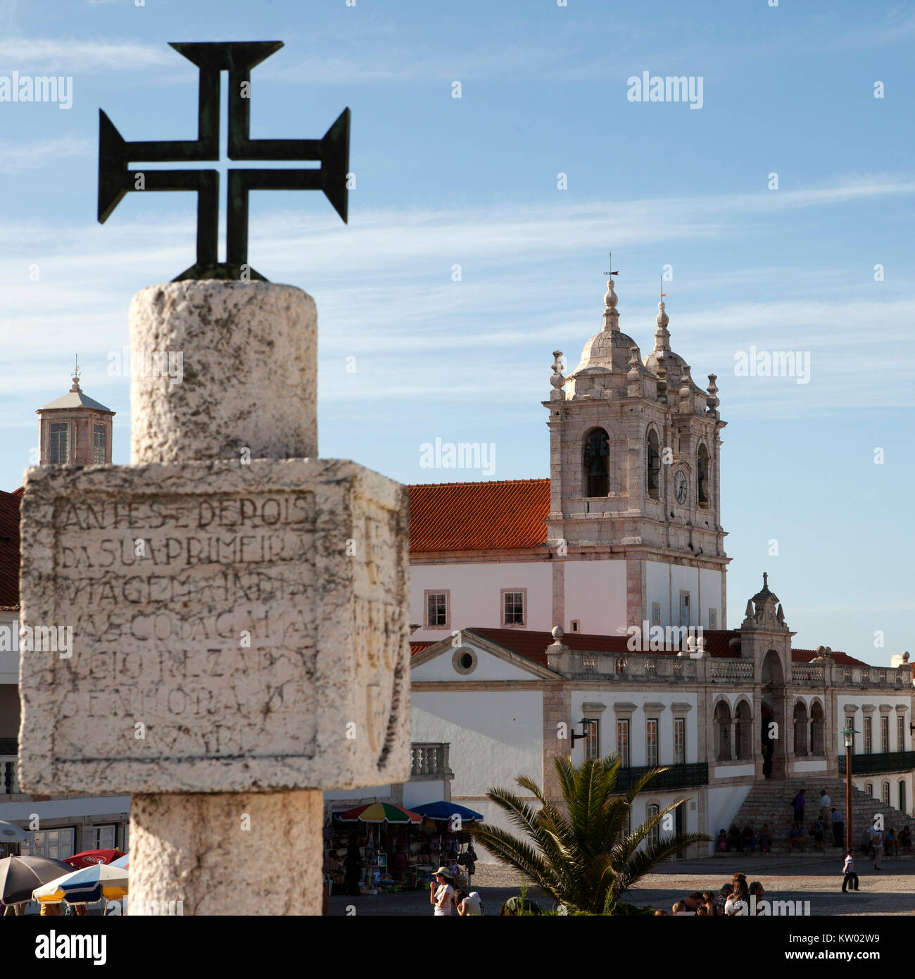 Crucifx gogna e dalla chiesa di Nostra Signora di Nazare (Igreja de Nossa Senhora da Nazaré ) a Nazare, Portogallo. La chiesa ha una facciata in stile barocco e Foto Stock