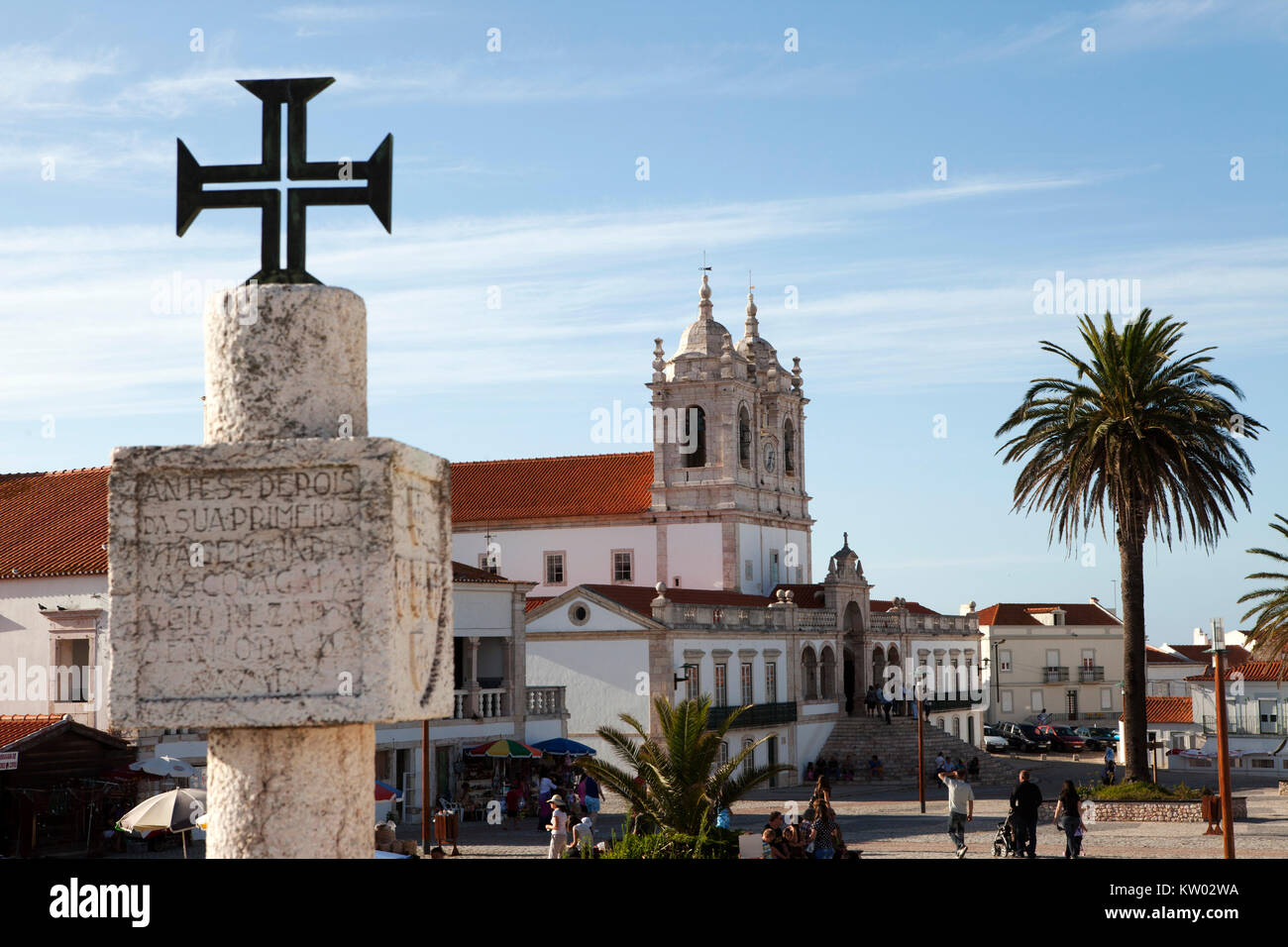 Crucifx gogna e dalla chiesa di Nostra Signora di Nazare (Igreja de Nossa Senhora da Nazaré ) a Nazare, Portogallo. La chiesa ha una facciata in stile barocco e Foto Stock