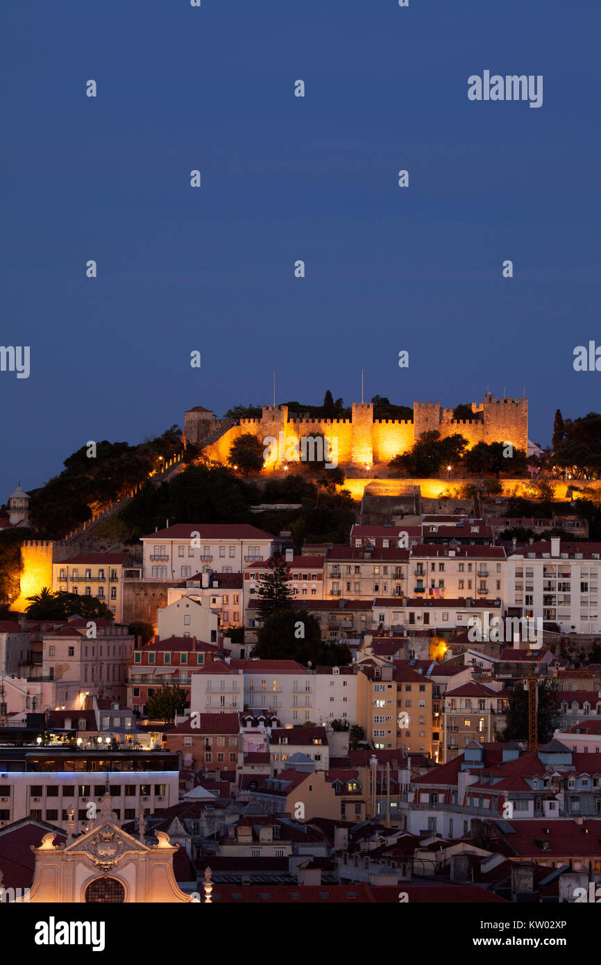 Il Castello di San Giorgio (Castelo de São Jorge) a Lisbona, Portogallo. La fortezza collinare risale al medioevo ed è illuminata di notte. Foto Stock