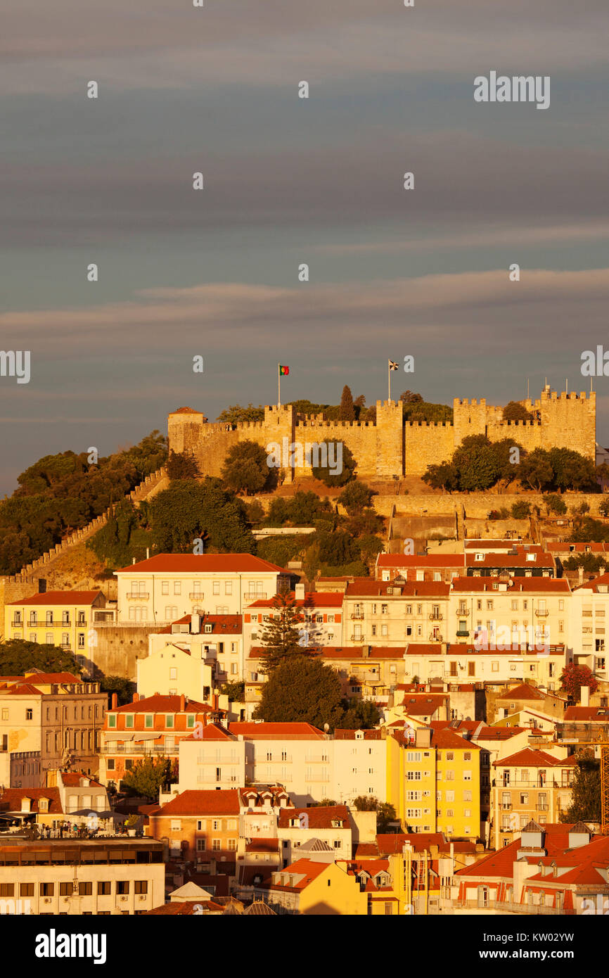 Il Castello di San Giorgio (Castelo de São Jorge) a Lisbona, Portogallo. La collina fortezza ha origini moresco. Foto Stock