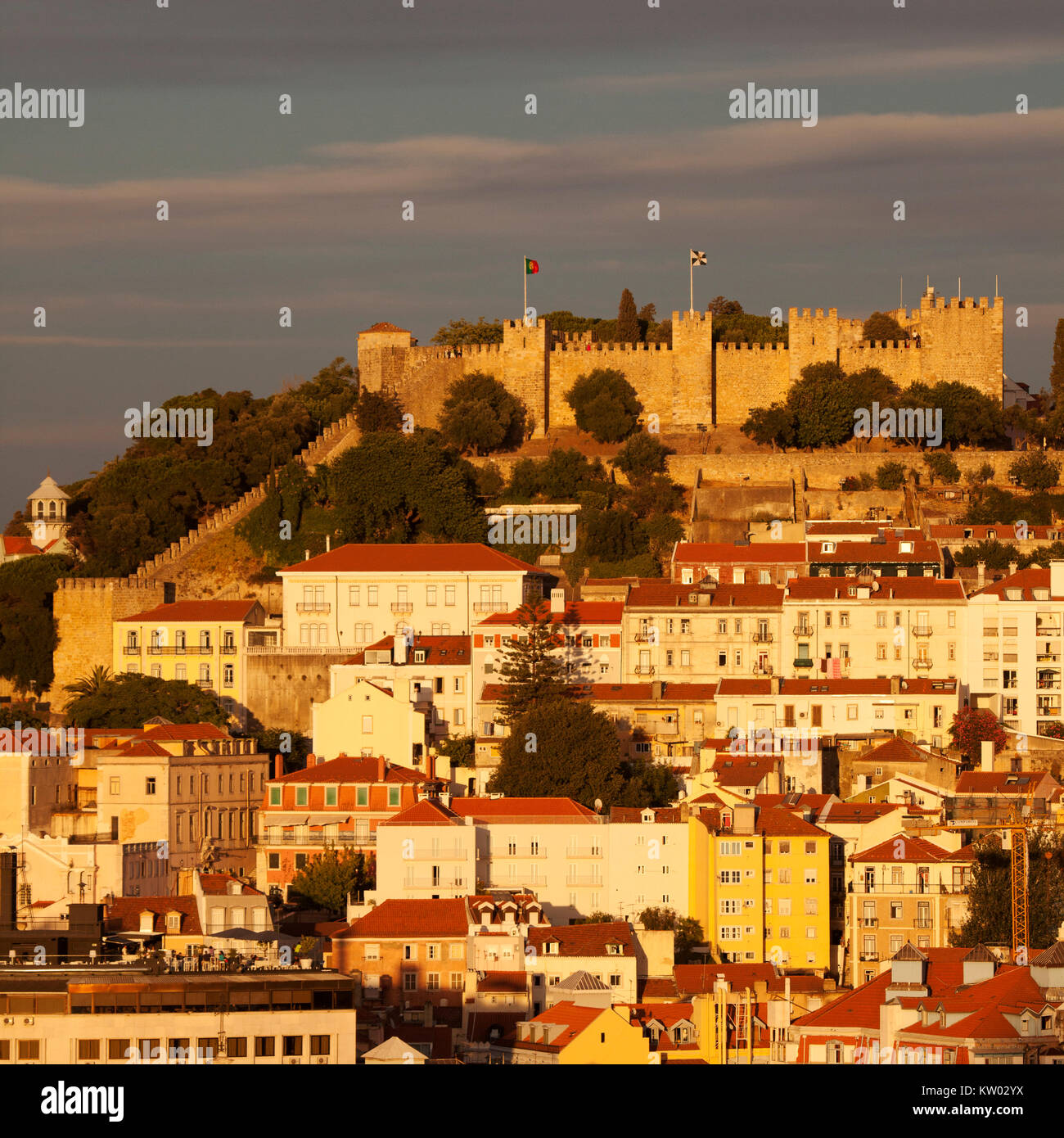 Il Castello di San Giorgio (Castelo de São Jorge) a Lisbona, Portogallo. La collina fortezza ha origini moresco. Foto Stock