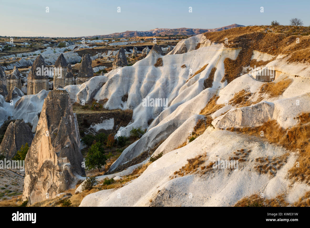 Badlands e camini di fata, Zemi Valley vicino a villaggio di Goreme, Cappadocia, Turchia Foto Stock