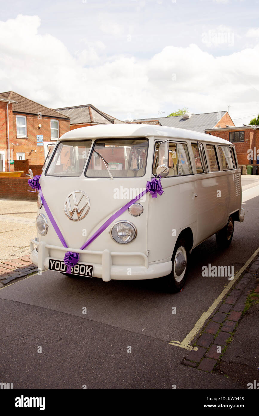 VW camper con lo schermo diviso come una vettura di nozze Foto Stock