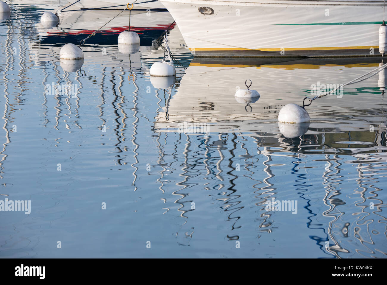 Le riflessioni di stuoie e gli scafi delle barche sul lago di Ginevra, Svizzera Foto Stock